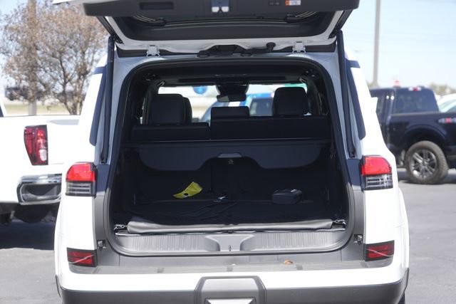 Used 2025 Lexus GX 550 w/ Cold Area Package image 32