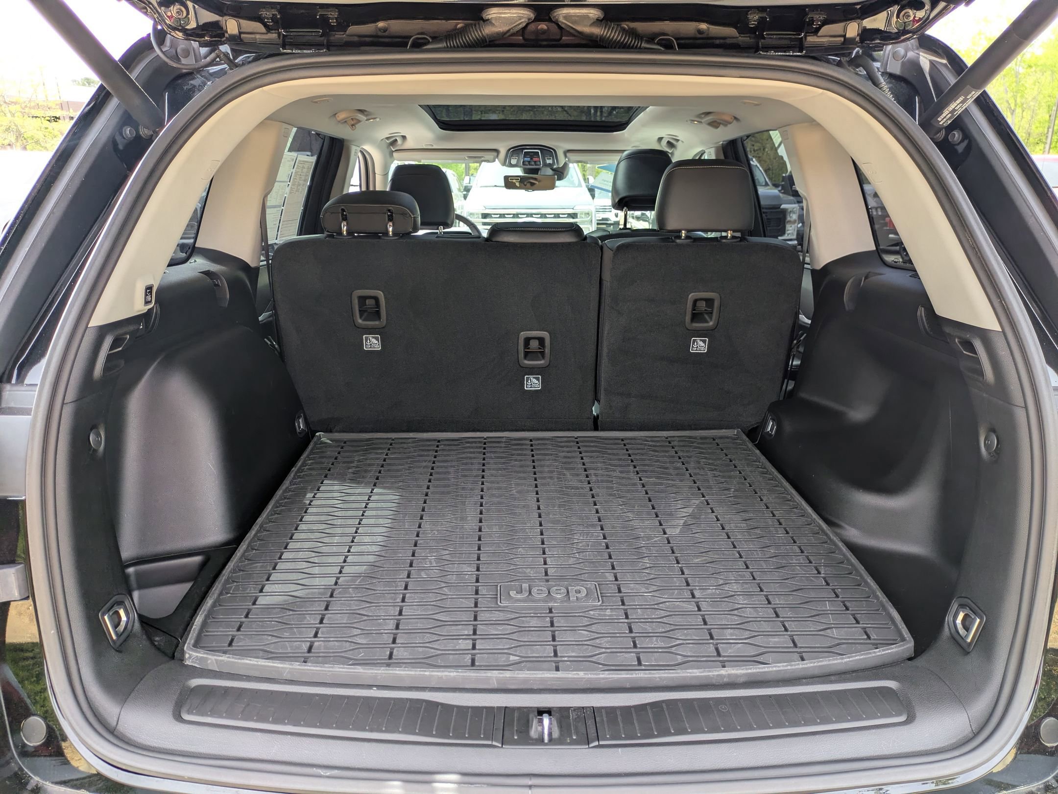 Used 2023 Jeep Grand Cherokee Limited w/ Luxury Tech Group II AWD/4WD image 36