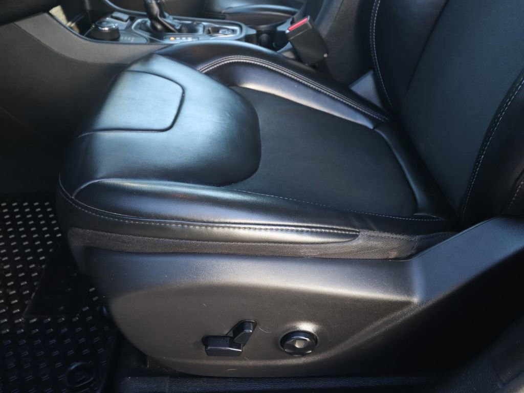 Used 2020 Jeep Cherokee Latitude Plus w/ Cold Weather Group image 18