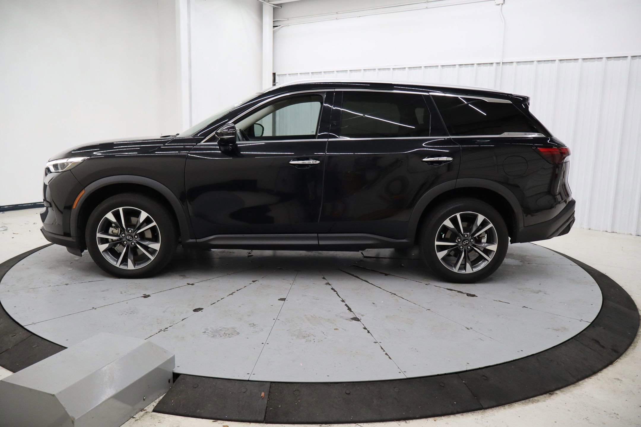 Used 2023 INFINITI QX60 Luxe w/ Performance Audio Package FWD image 9