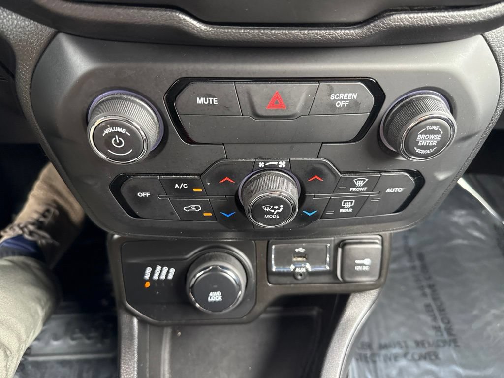 Used 2020 Jeep Renegade Latitude w/ Cold Weather Group AWD/4WD image 25