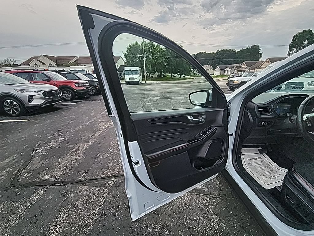 Certified 2025 Ford Escape ST-Line Select AWD/4WD image 23