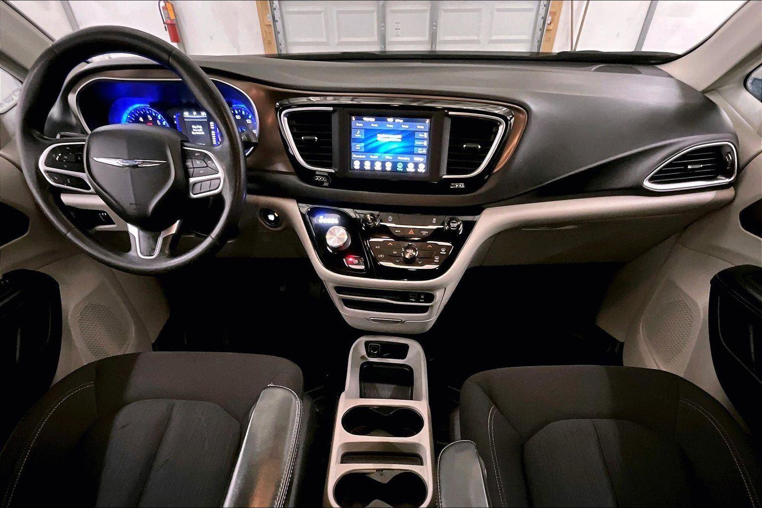 Used 2020 Chrysler Voyager L image 14