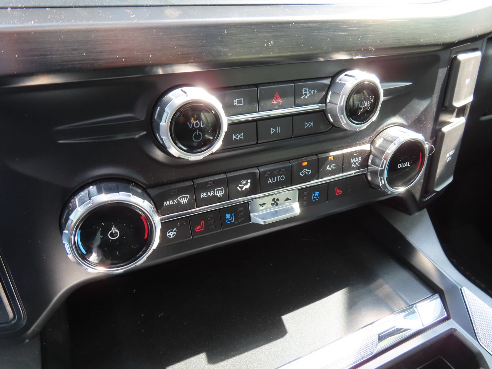 Certified 2025 Ford F350 Lariat w/ Lariat Ultimate Package AWD/4WD image 27