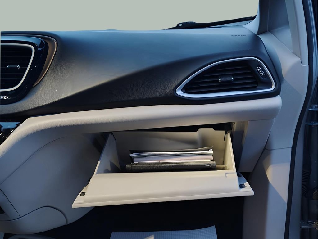 Used 2017 Chrysler Pacifica Touring-L image 34