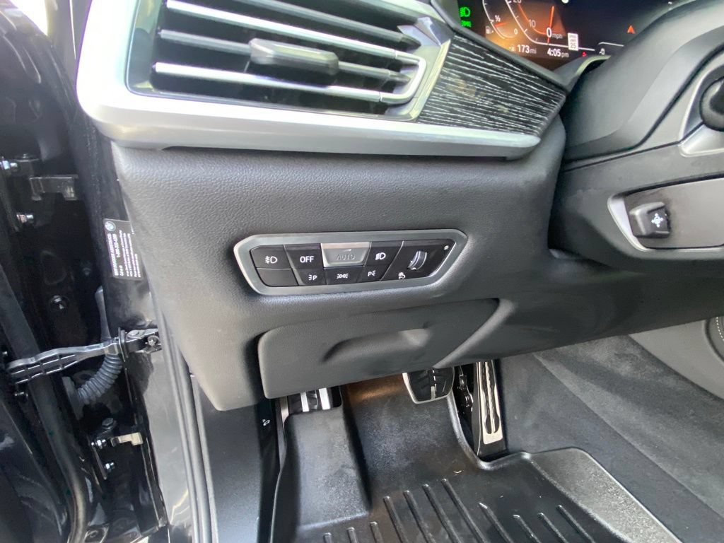 Used 2022 BMW X7 xDrive40i w/ M Sport Package AWD/4WD image 12