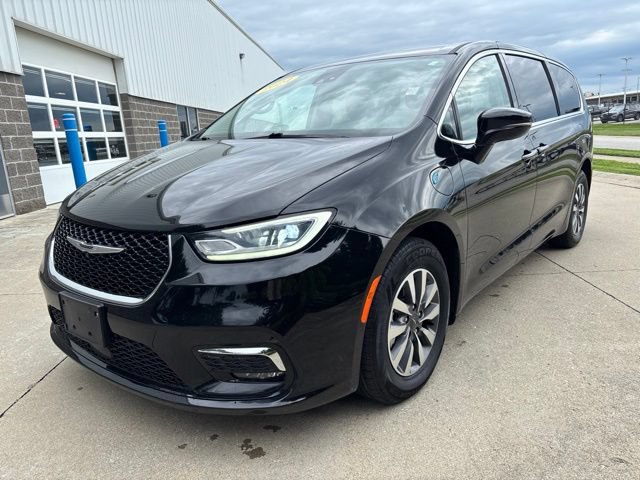 Used 2024 Chrysler Pacifica Limited FWD image 2