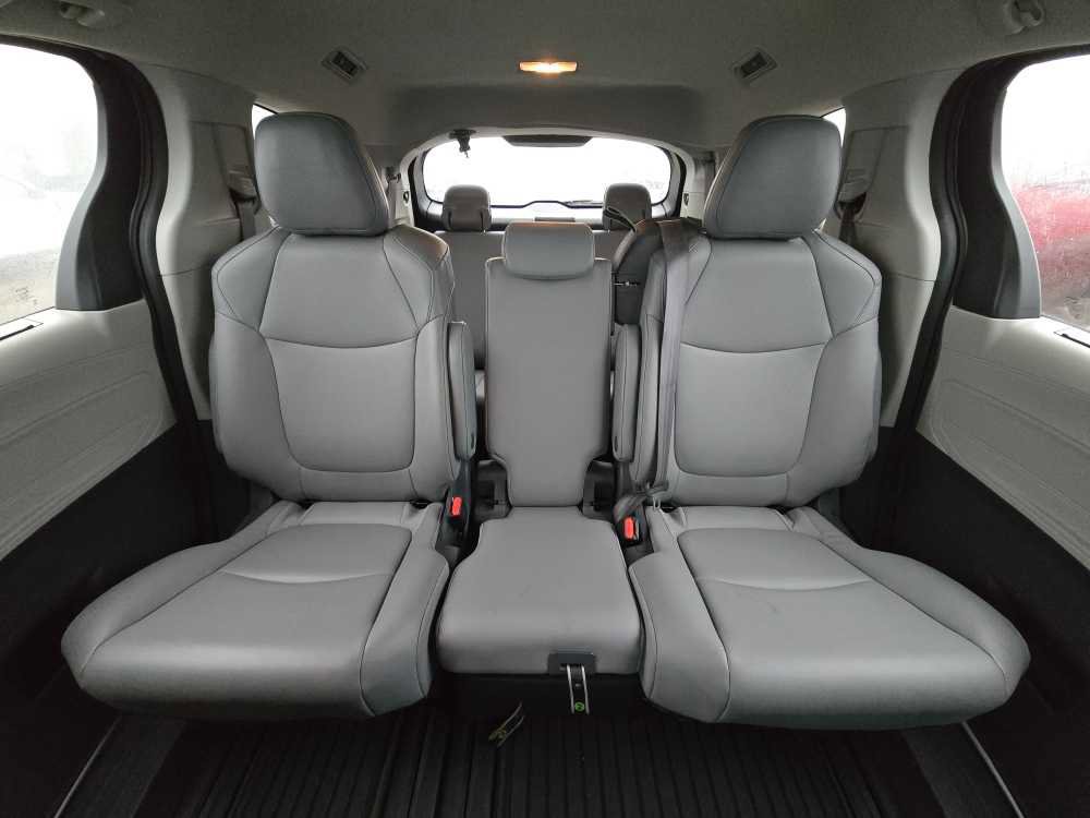 Used 2021 Toyota Sienna XLE image 18