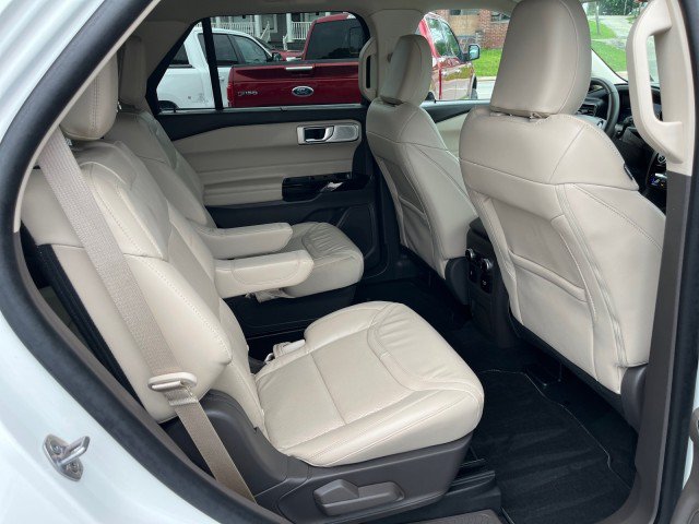 Certified 2024 Ford Explorer Platinum w/ Technology Package AWD/4WD image 16