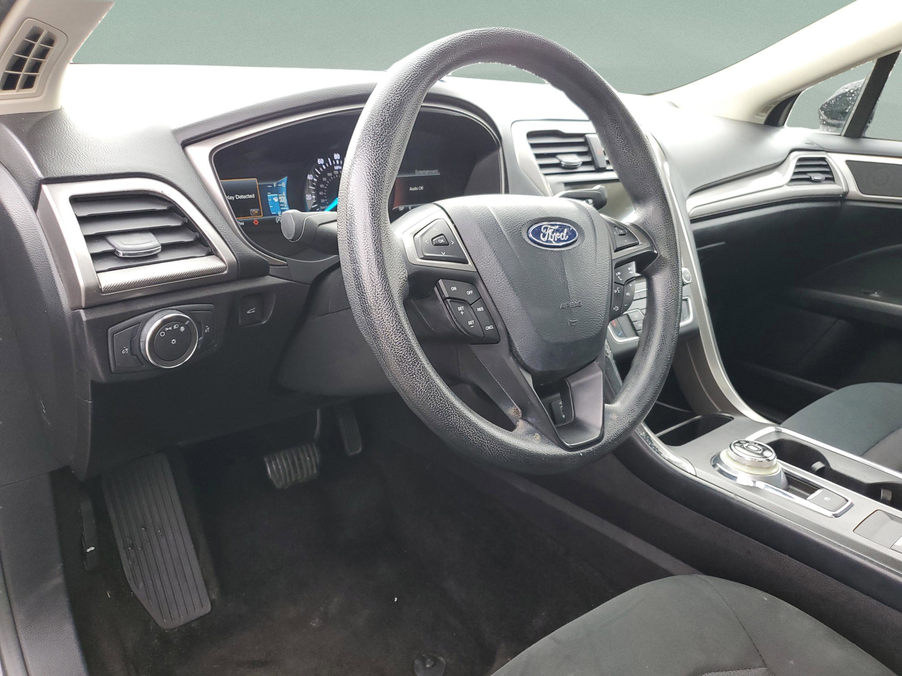 Certified 2018 Ford Fusion SE w/ Fusion SE Technology Package FWD image 15