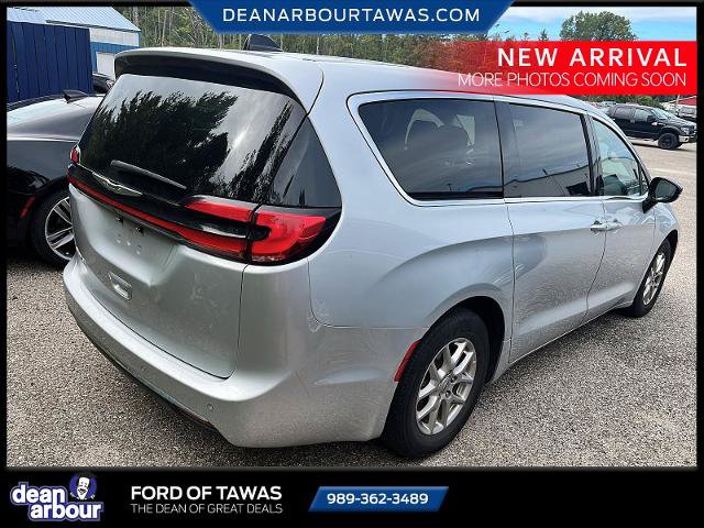 Used 2024 Chrysler Pacifica Touring-L FWD image 3
