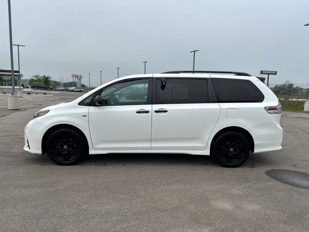 Used 2020 Toyota Sienna SE w/ Nightshade Edition AWD/4WD image 10