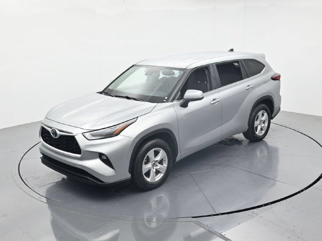 Used 2025 Toyota Highlander LE FWD image 40