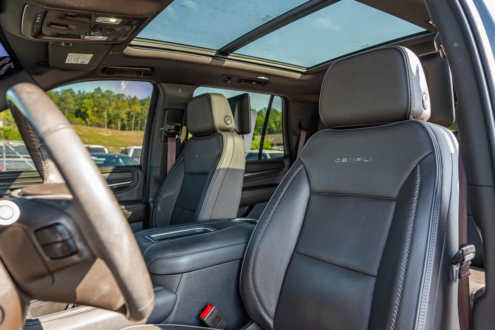 Used 2021 GMC Yukon Denali w/ Denali Premium Package RWD image 23