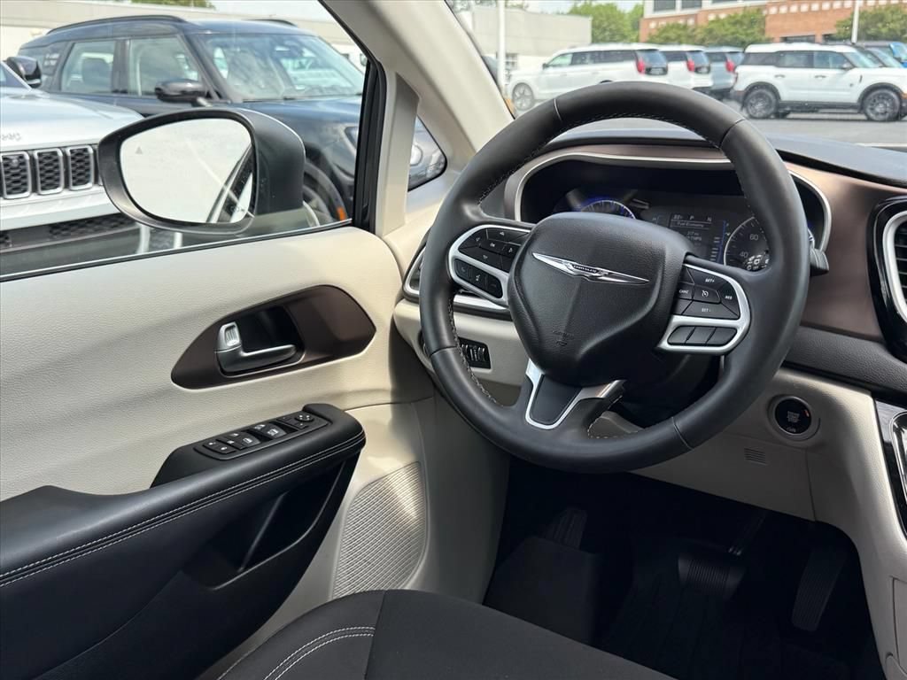 Used 2023 Chrysler Voyager LX FWD image 11