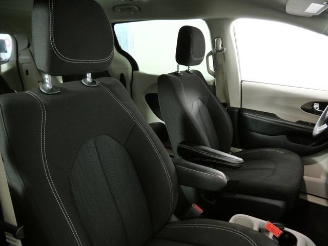 Used 2022 Chrysler Voyager LX FWD image 9