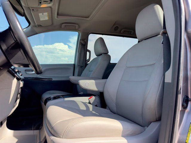 Used 2019 Toyota Sienna XLE w/ XLE Navigation Package FWD image 13
