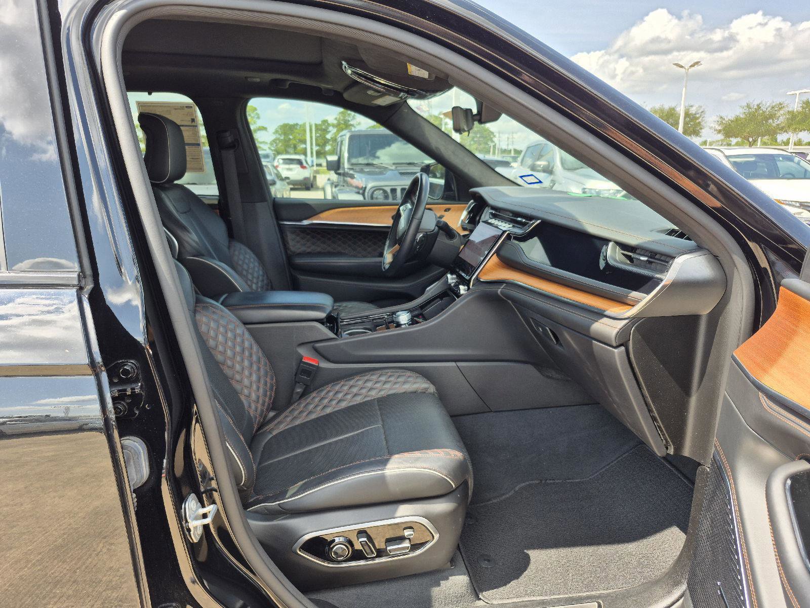 Used 2023 Jeep Grand Cherokee Summit image 10