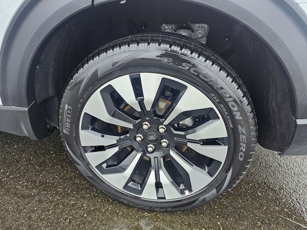 Certified 2025 Ford Explorer Platinum w/ LUX Leather Package image 11