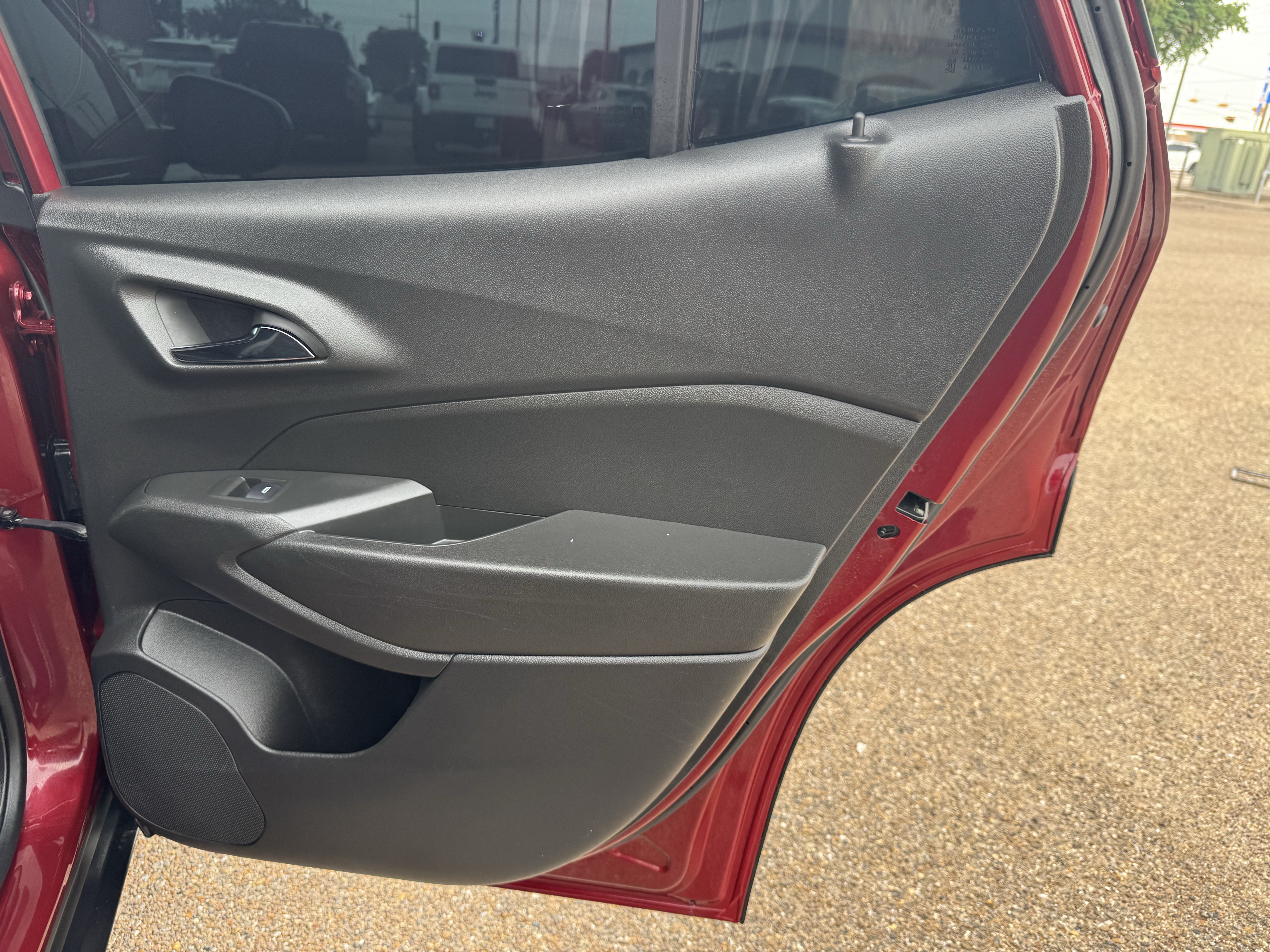 Used 2025 Chevrolet Trax RS w/ Sunroof Package FWD image 28