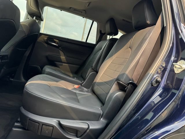 Used 2020 Toyota Highlander XLE AWD/4WD image 9