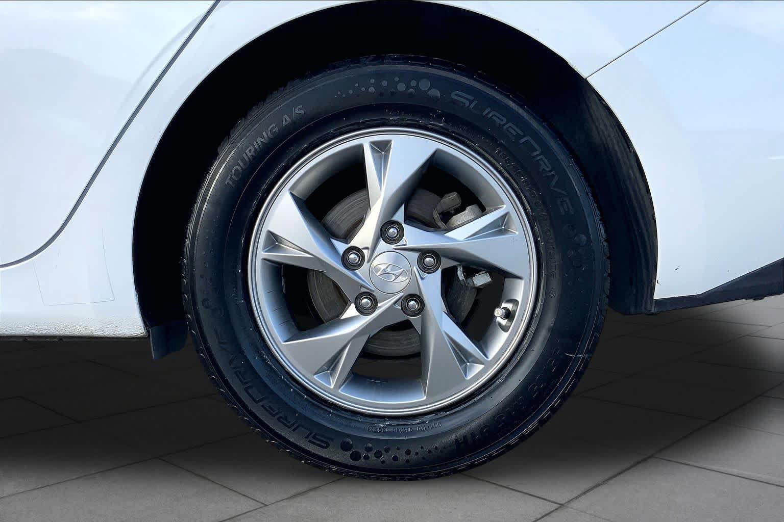 Used 2021 Hyundai Elantra SE FWD image 11
