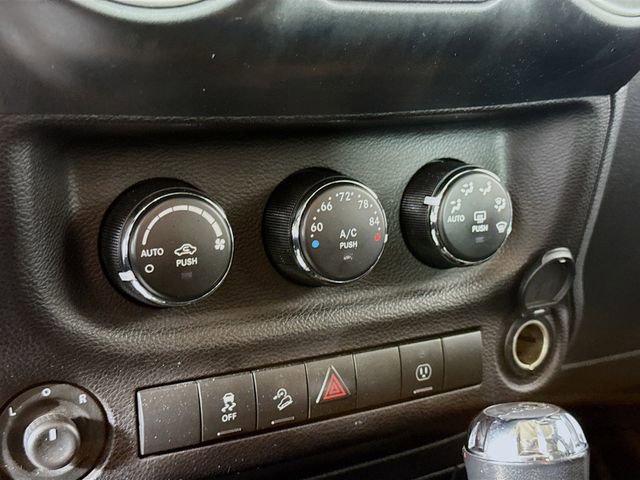 Used 2017 Jeep Wrangler Unlimited Sahara w/ Connectivity Group image 13