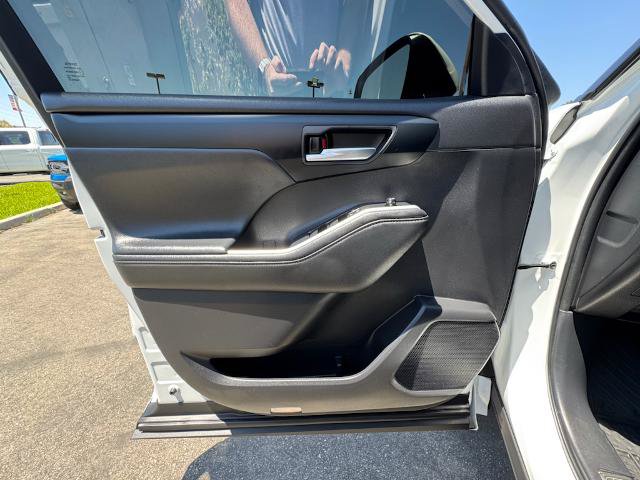 Used 2025 Toyota Highlander XLE FWD image 21