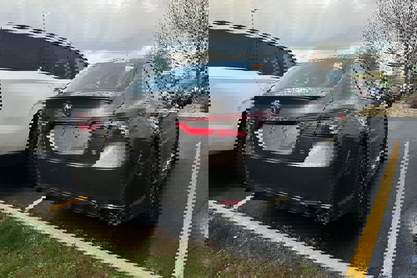 Used 2024 Toyota Camry SE image 4