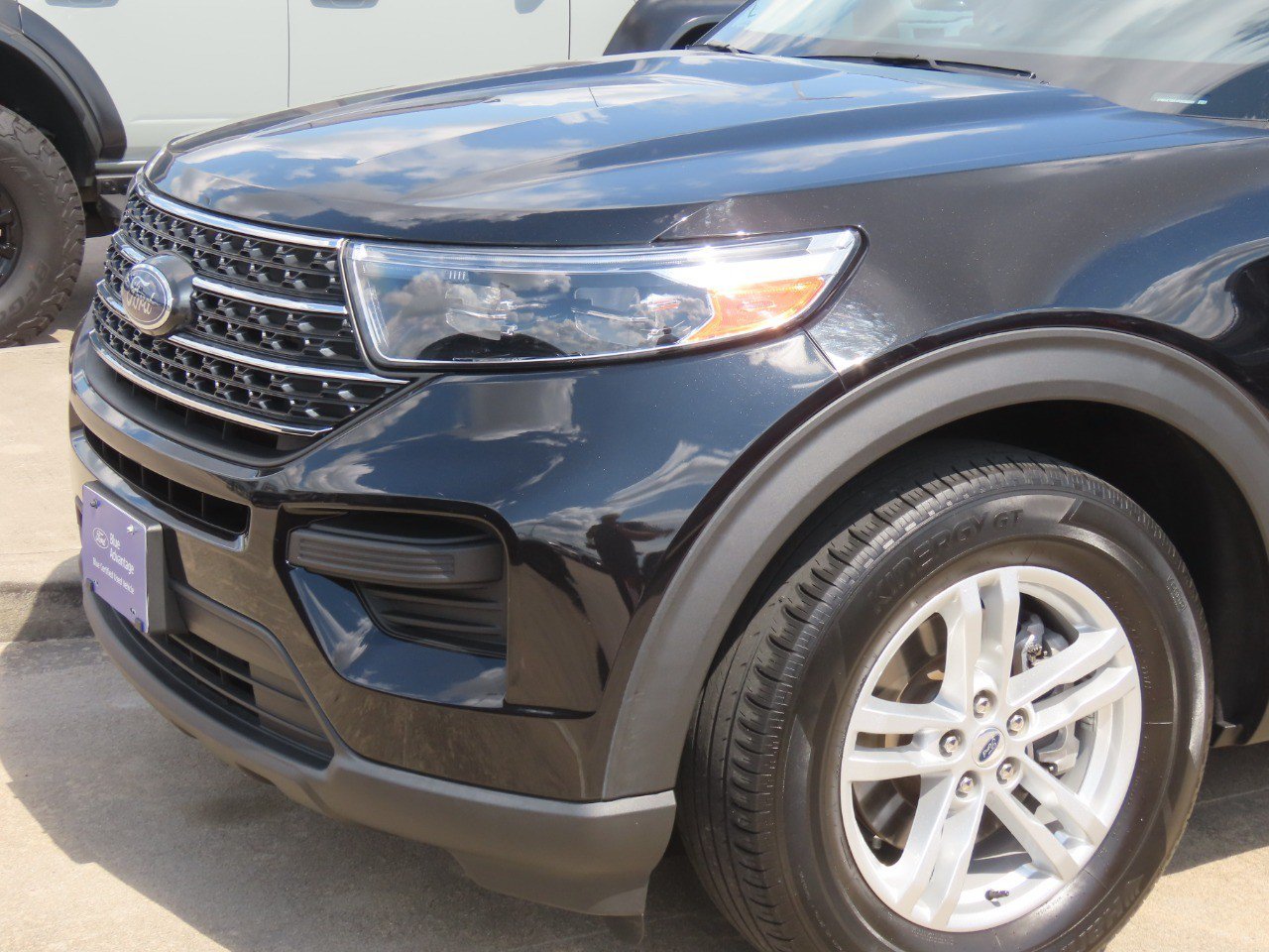 Certified 2023 Ford Explorer XLT RWD image 3