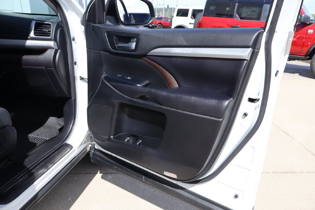 Used 2019 Toyota Highlander XLE AWD/4WD image 39