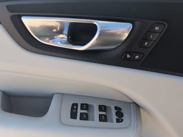 Used 2023 Volvo XC60 B5 Plus image 14