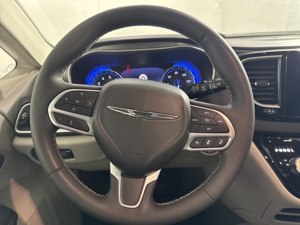Used 2024 Chrysler Pacifica Touring-L image 19