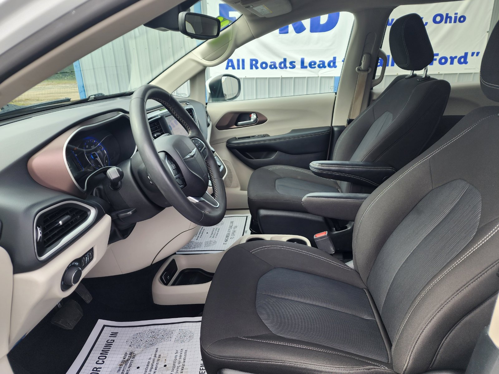 Used 2023 Chrysler Voyager LX FWD image 11