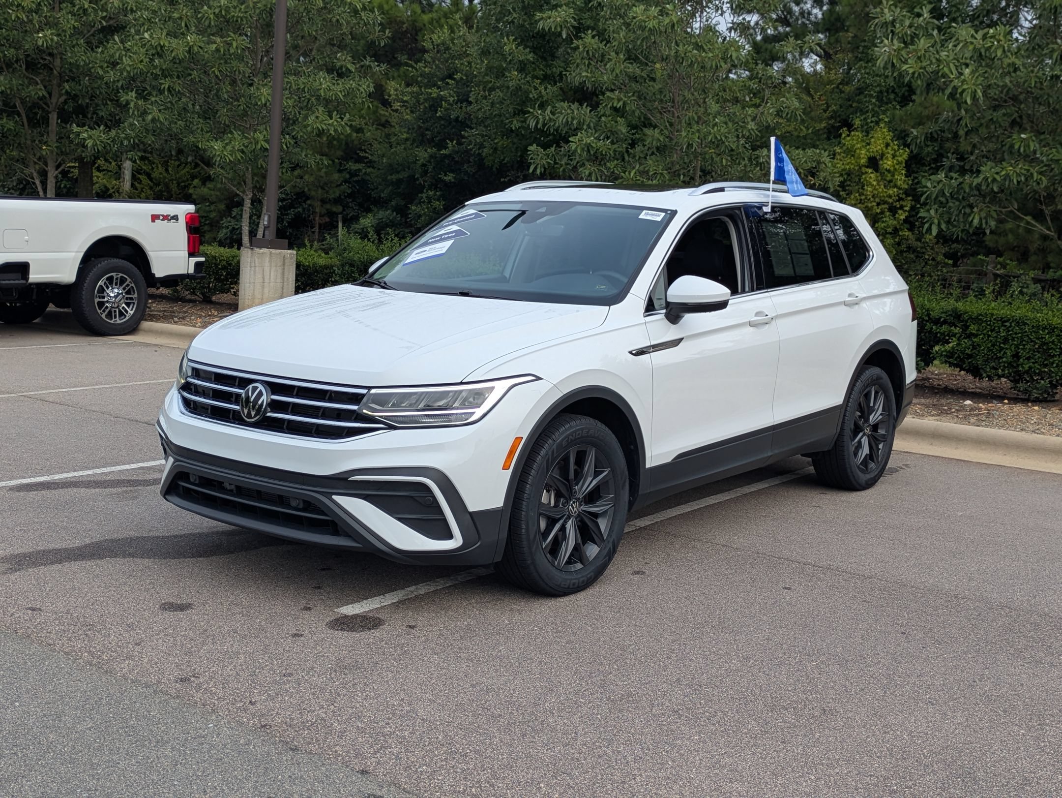 Used 2024 Volkswagen Tiguan SE w/ Panoramic Sunroof Package AWD/4WD image 8