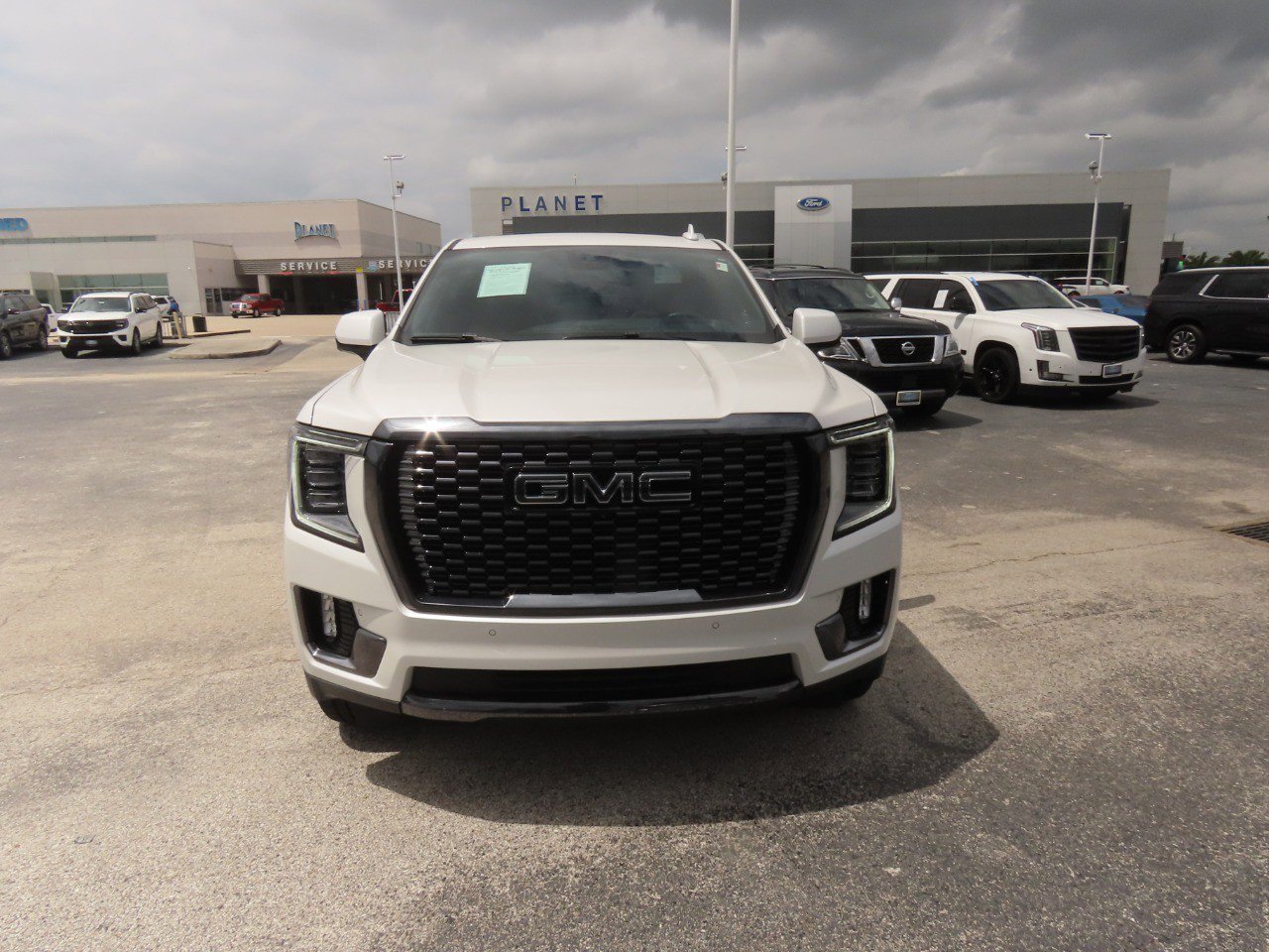 Used 2023 GMC Yukon XL Denali Ultimate AWD/4WD image 4
