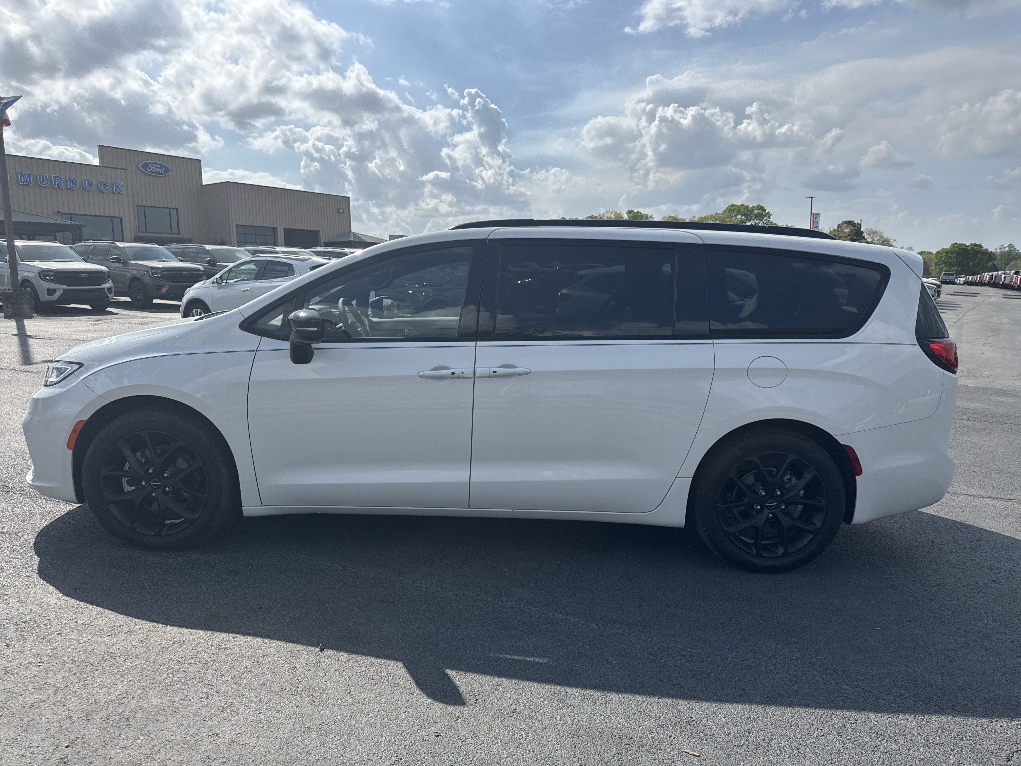 Used 2024 Chrysler Pacifica Touring-L w/ S Appearance Package FWD image 16