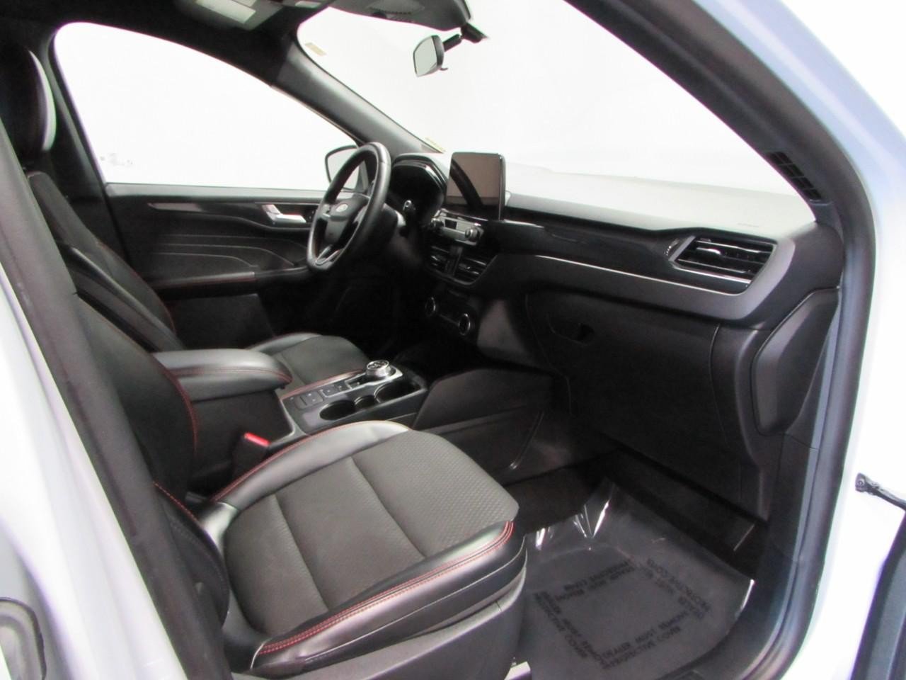 Certified 2025 Ford Escape ST-Line Select AWD/4WD image 17