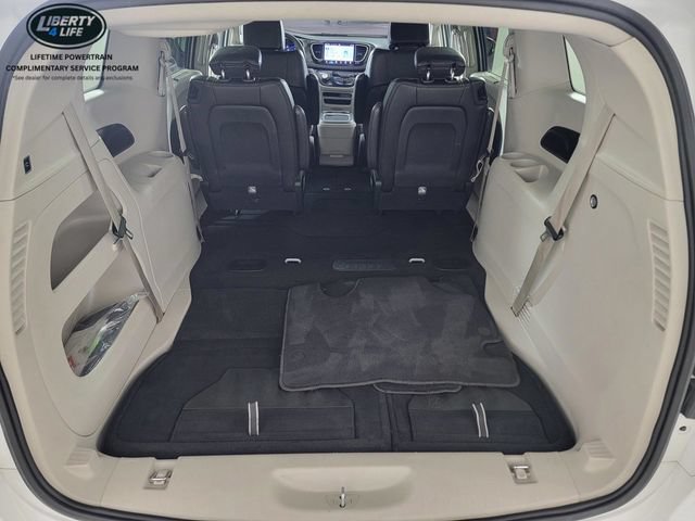 Used 2024 Chrysler Pacifica Touring-L FWD image 16