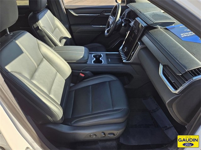 Used 2024 GMC Acadia Elevation image 16