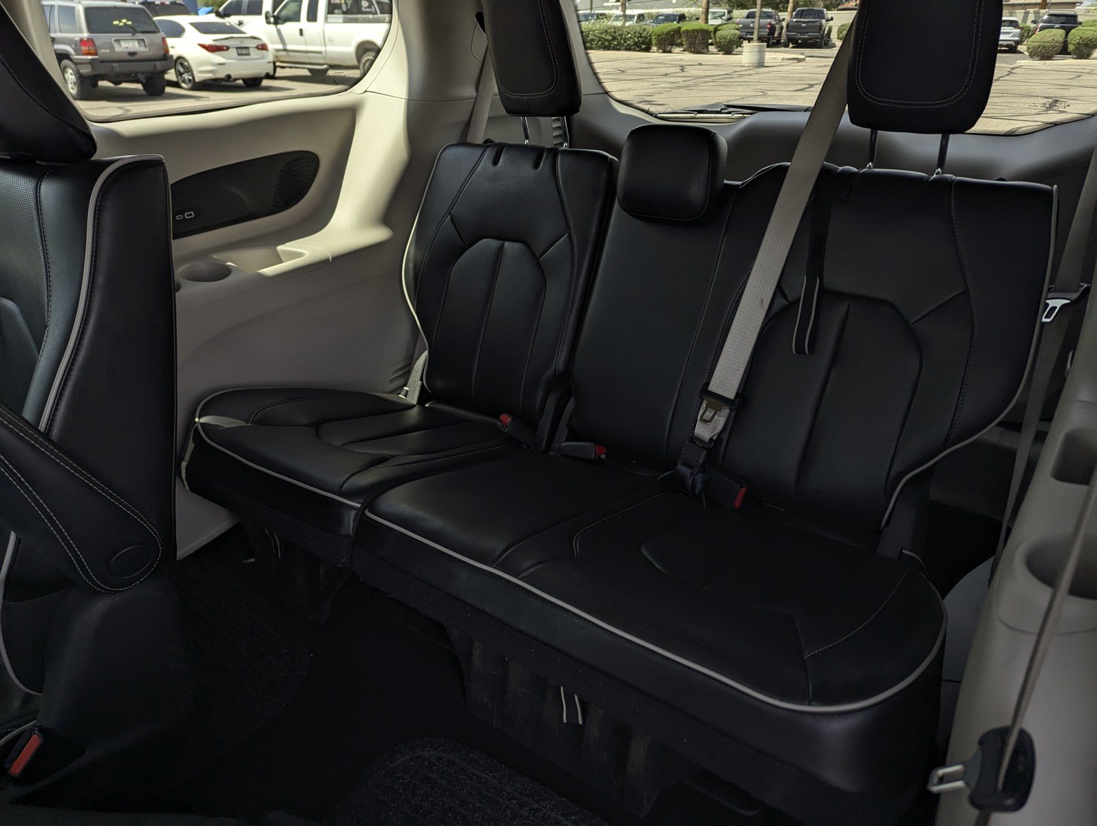Used 2023 Chrysler Pacifica Limited FWD image 9