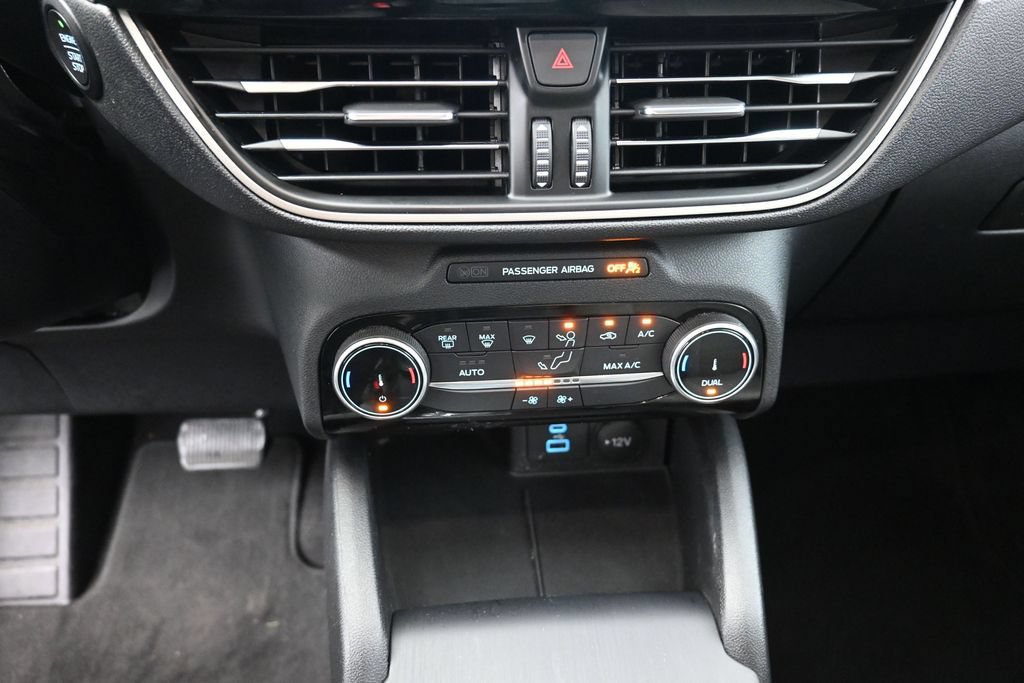 Certified 2022 Ford Escape SE w/ SE Sport Appearance Package FWD image 3