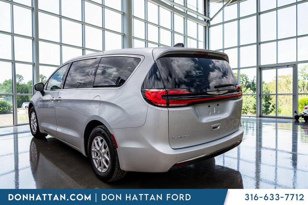 Used 2023 Chrysler Pacifica Touring-L FWD image 24