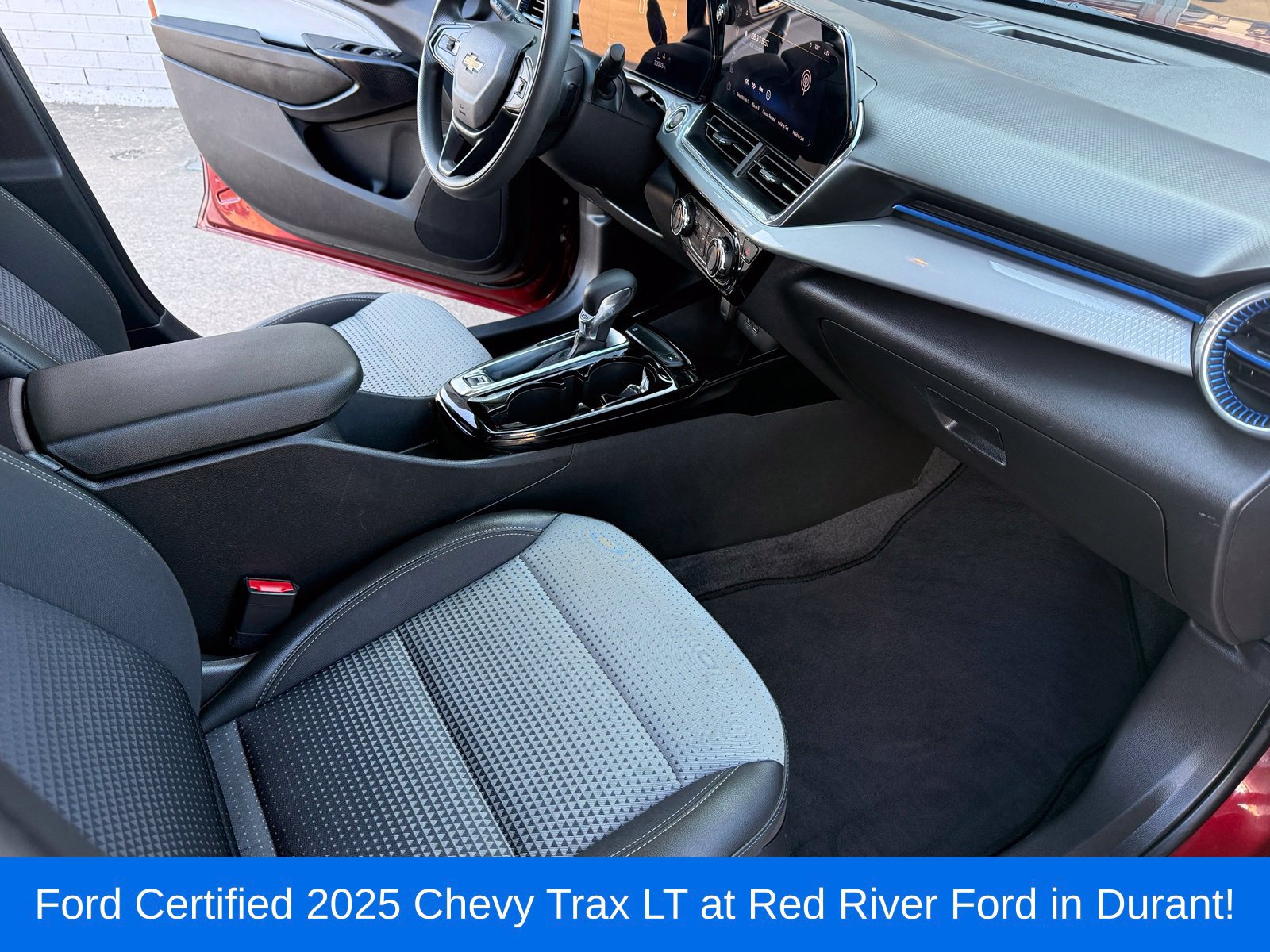 Used 2025 Chevrolet Trax LT FWD image 17