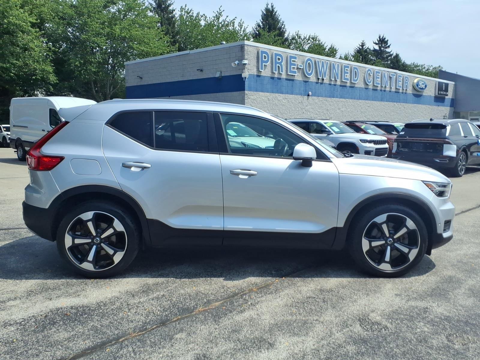 Used 2019 Volvo XC40 T5 Momentum AWD/4WD image 2