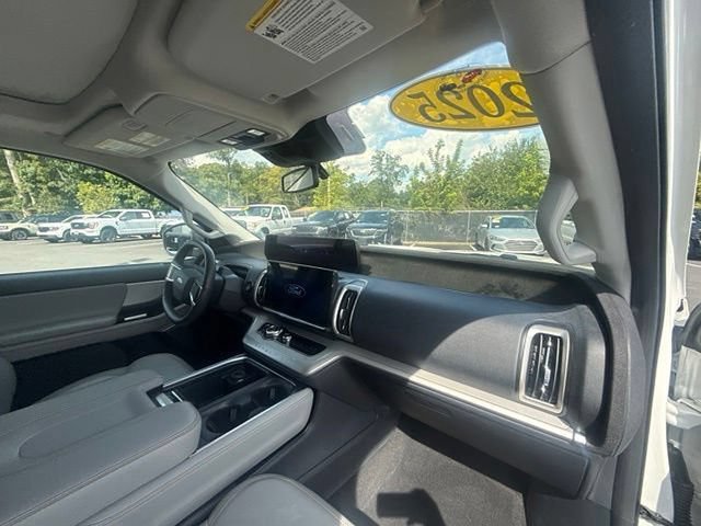 Certified 2025 Ford Expedition Active AWD/4WD image 11