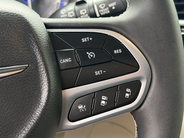 Used 2023 Chrysler Pacifica Limited AWD/4WD image 35