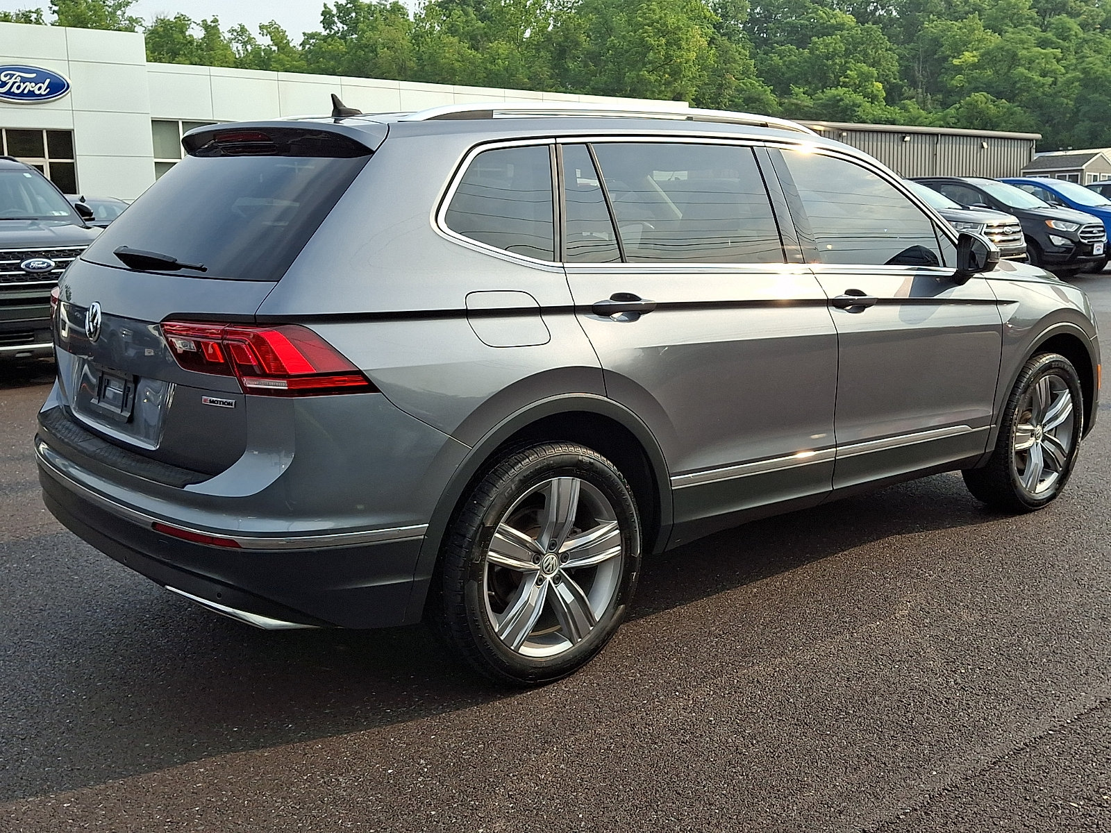 Used 2020 Volkswagen Tiguan SEL AWD/4WD image 11