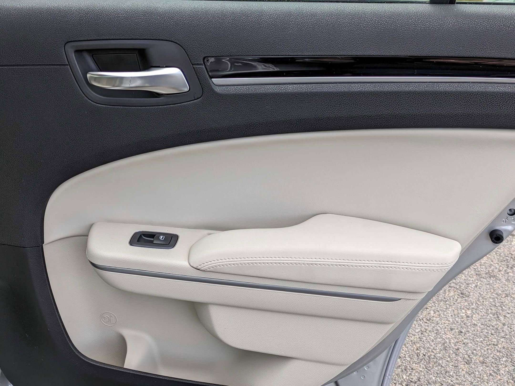 Used 2023 Chrysler 300 Touring w/ Sport Appearance Package image 32