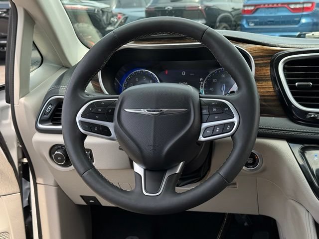 Used 2023 Chrysler Pacifica Limited FWD image 8